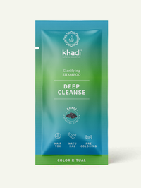 Modèle utilisant le shampooing nettoyant en profondeur de khadi