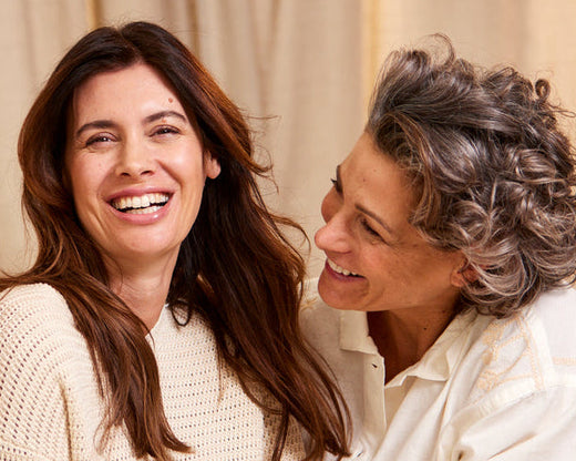 Des femmes qui s’enlacent