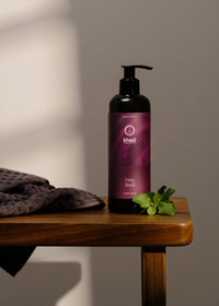 Photo contexte créative du savon pour les mains Ayurveda Everyday Holy Basil - une composition harmonieuse qui respire la fraîcheur et l'équilibre.