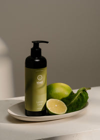 Photo contexte créative avec le savon pour les mains Ayurveda Everyday Lemon Lime - un nettoyage doux et revitalisant pour les mains.