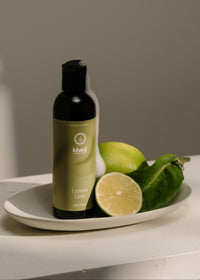 Scène créative avec Ayurveda Everyday Lemon Lime Bodywash - expérience olfactive rafraîchissante pour l'énergie et l'inspiration.