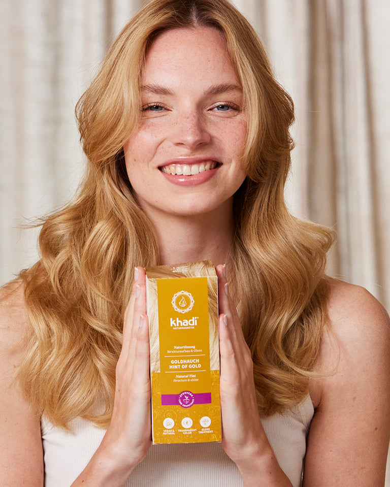 Image de Voile d'or cheveux, teinture végétale pour cheveux de khadi en application