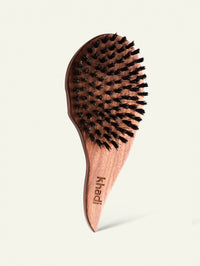 Dos d'une brosse de l'équipement de soins capillaires khadi