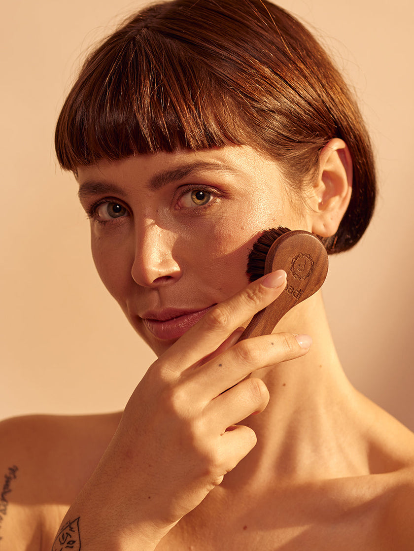 Modèle montrant la brosse khadi pour le visage