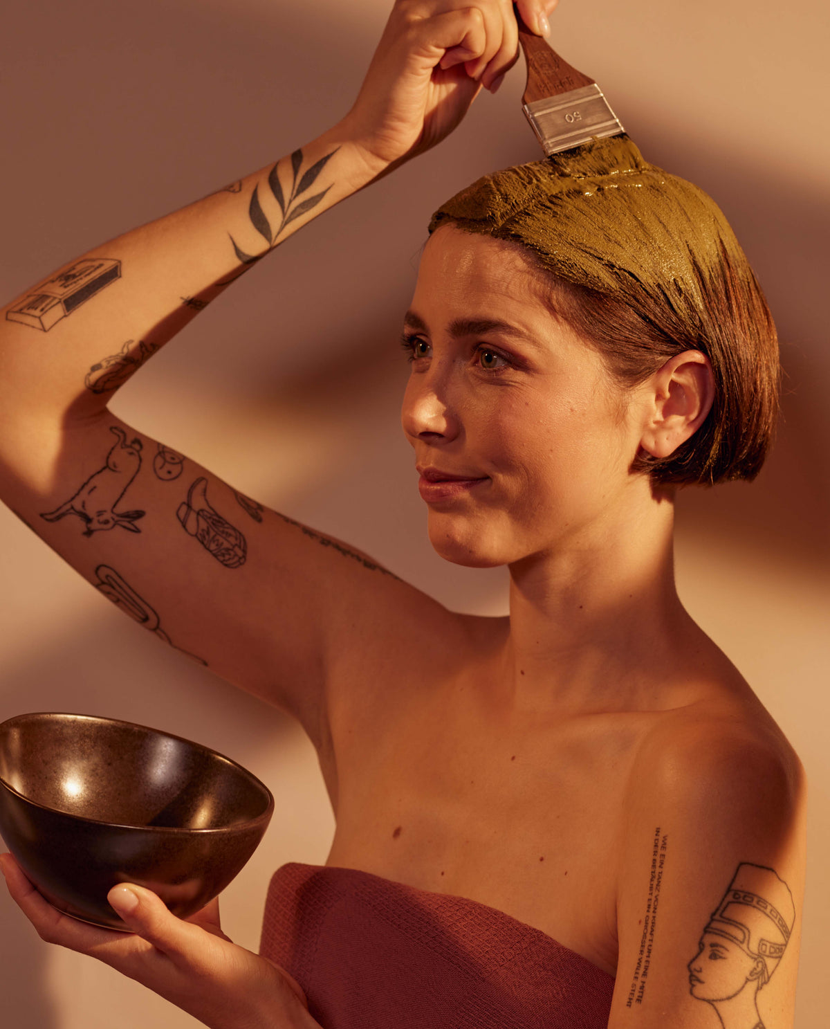 Femme qui colore ses cheveux avec une coloration végétale
