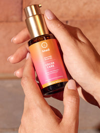 Modèle de main montrant l'huile purifiante pour cheveux et cuir chevelu khadi en gros plan