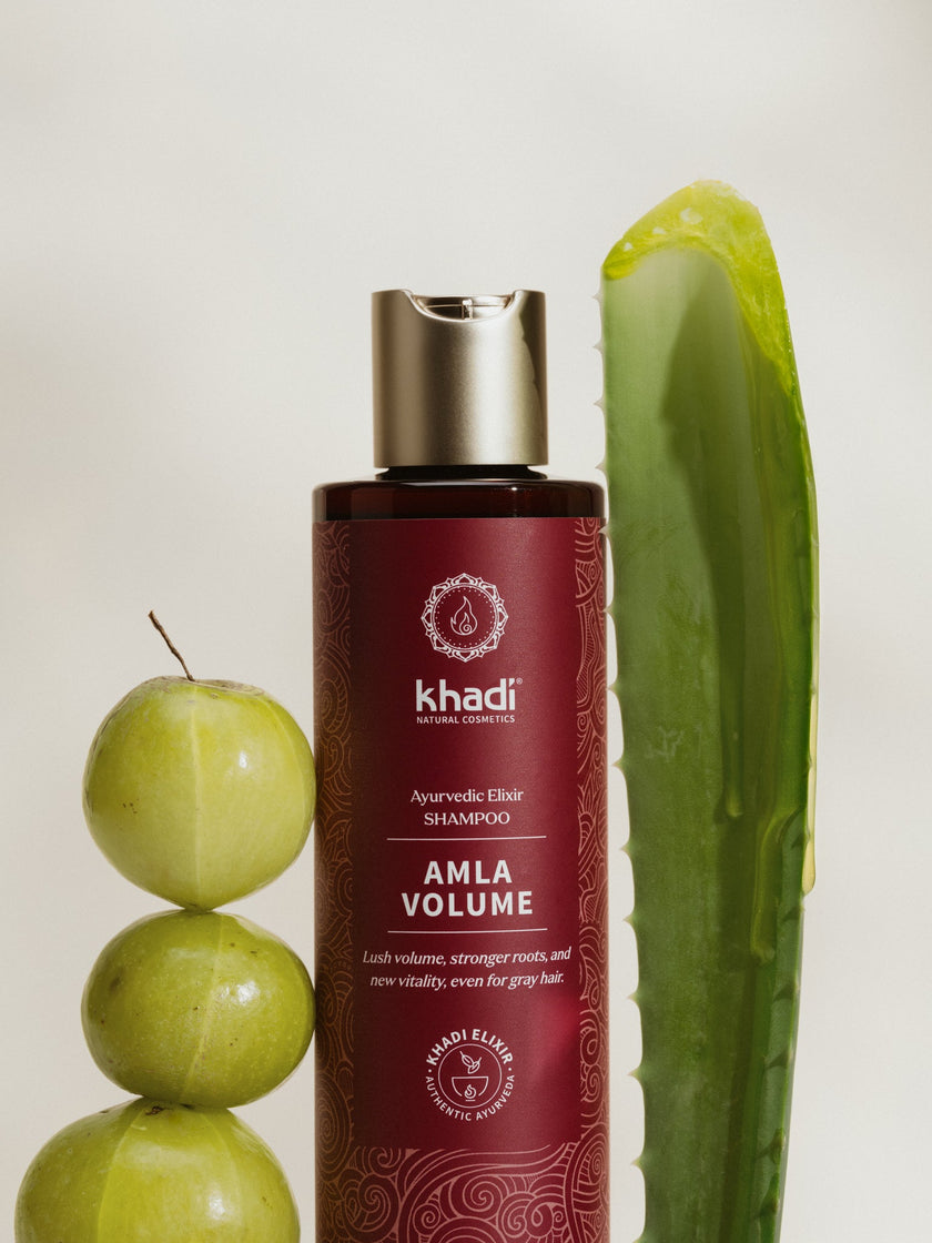 Huile capillaire Amla - application avec modèle manuel de khadi