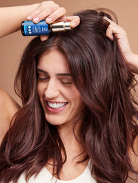 Image de Neem Harmony huile pour cheveux et cuir chevelu, modèle avec cheveux de khadi