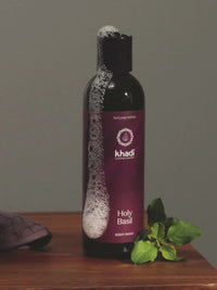 Gel lavant pour le corps Holy Basil, contexte créatif format video avec la mousse qui sort sur produit