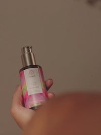 Video von Khadi Rose Love Körperöl auf Modelkörper