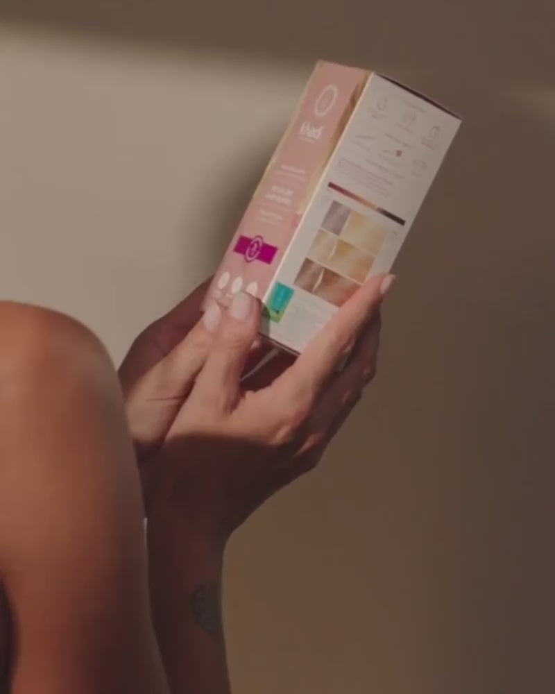 Video von Model mit Khadi Hellblond Pflanzenhaarfarbe und Verpackung
