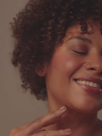 Video von Model mit Kurven und Khadi Hautöl Butter (zweites Video)