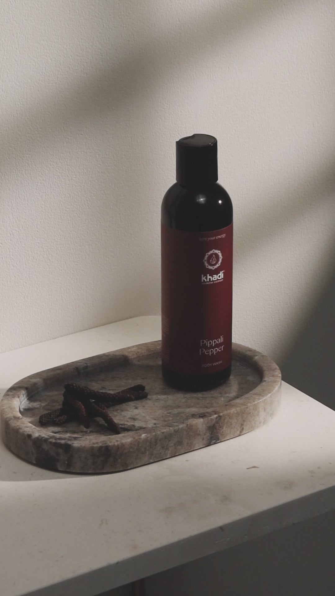 Videoclip des Ayurveda Everyday Pippali Pepper Bodywash – fließende Bewegung, schäumendes Duschgel und wohltuender Pippali-Duft, der Energie und Wärme verleiht.