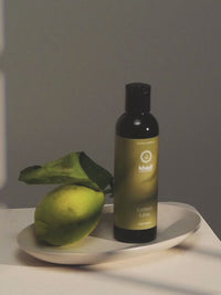 Gel nettoyant pour le corps Lemon Lime, vue de face contexte video avec son ingrédient principal, le citron