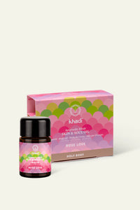 Image de l'huile corporelle Rose Love, modèle montrant le produit sur sa jambe