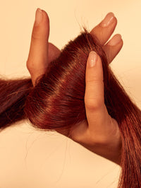 Image de strong amla huile pour cheveux et cuir chevelu, modèle montrant le produit
