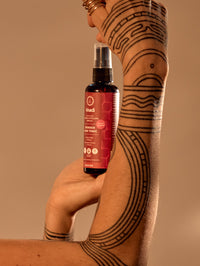 Image de wonder hair tonic, modèle montrant le produit dans sa main